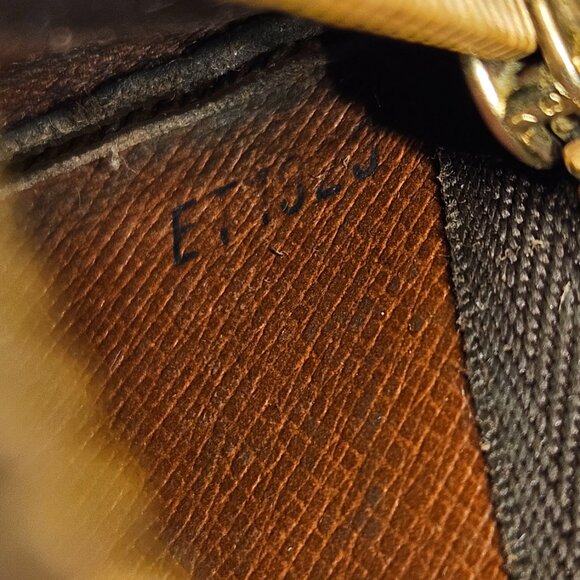 LV Monogram KeyClรฉs/Coinpurse - Picture 13 of 13